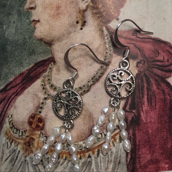 The Bride 👰🏻 Earrings - Picture 3 of 8